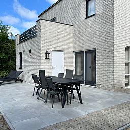 Ruim terras bij Vakantiehuis F 765 in De Cocksdorp, Texel. Geniet van de buitenlucht in dit comfortabele vakantiehuis op de Waddeneilanden.