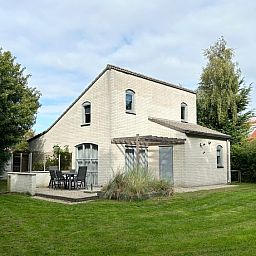 Vakantiehuis E 397 in De Cocksdorp, Texel biedt een serene tuin met terras, ideaal voor ontspanning op de Waddeneilanden.