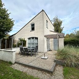 Vakantiehuis E 397 in De Cocksdorp, Texel met ruim terras en groene omgeving, ideaal voor een ontspannen verblijf op de Waddeneilanden.