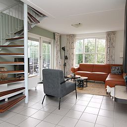 Gezellige woonkamer van Vakantiehuis F 788 in De Cocksdorp, Texel, met moderne inrichting en uitzicht op de groene omgeving.