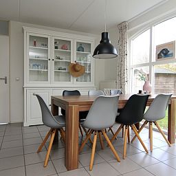 Eetkamer in Vakantiehuis F 788 in De Cocksdorp, Texel. Gezellige binnenruimte met moderne inrichting en uitzicht op de tuin.