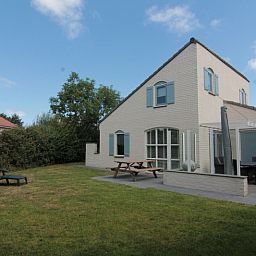 Vakantiehuis E 501 in De Cocksdorp, Texel biedt een ruime tuin en terras voor ontspanning te midden van de prachtige natuur van de Waddeneilanden.