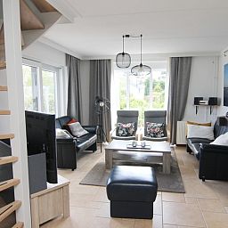 Gezellige woonkamer van Vakantiehuis E 626 in De Cocksdorp, Texel. Comfortabele inrichting met uitzicht op de groene omgeving.