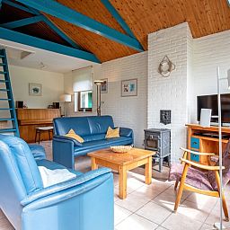 Gezellige woonkamer van Vakantiehuis Slufterhoek 110 in De Cocksdorp, Texel, met comfortabele zitruimte en sfeervolle inrichting.