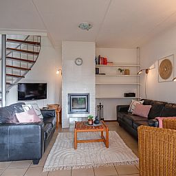 Gezellige woonkamer in Annemein vakantiehuis, De Cocksdorp, Texel met comfortabele zithoek en moderne inrichting.