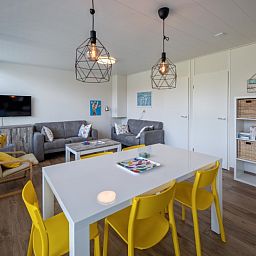 Gezellige woonkamer van Vakantiehuis Slufterhoek 080 in De Cocksdorp, Texel, met moderne inrichting en veel natuurlijk licht.