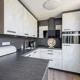 Moderne keuken in Vakantiehuis Slufterhoek 080, De Cocksdorp, Texel. Geniet van comfort en stijl tijdens uw verblijf op de Waddeneilanden.