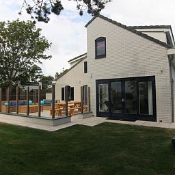 Vakantiehuis LB 553 in De Cocksdorp, Texel biedt een ruim terras en groene omgeving voor een ontspannen verblijf op de Waddeneilanden.