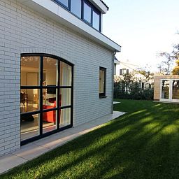 Vakantiehuis LB 553 in De Cocksdorp, Texel, met moderne architectuur en ruime tuin, ideaal voor een ontspannen verblijf op de Waddeneilanden.