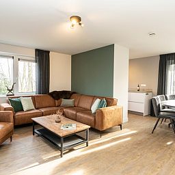 Ruime leefruimte in Duinoord Texel vakantiehuis, De Cocksdorp, met eethoek en zithoek.