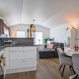 Open keuken in Chalet Bregkoog 52, De Koog, Texel, met moderne apparatuur bij Chaletpark Bregkoog.