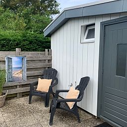 Geniet van de rust op het terras van vakantiehuis Hoog Koog 12 in Bungalowpark Hoog Koog, De Koog, Texel.