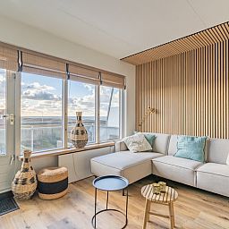 Gezellige zithoek in Appartement Juliana 140 Eiland en Zeezicht, De Koog, Texel met uitzicht op zee.