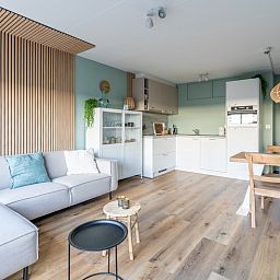 Stijlvolle keuken en eetkamer in Appartement Juliana 140 Eiland en Zeezicht, De Koog, Texel met moderne voorzieningen.