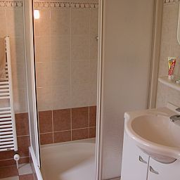 Stijlvolle douche en wastafel in Bungalow 23, een comfortabel vakantiehuis in De Koog, Texel.
