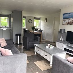 Ruime woonkamer met gezellige zithoek in Bungalow 23, gelegen in De Koog, Texel.