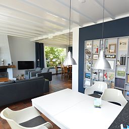 Stijlvolle eetkamer in vakantiehuis Orchismient 45 groot, De Koog, Texel, met moderne decoratie en veel natuurlijk licht.