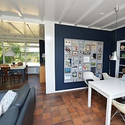 Open eetruimte in Orchismient 45 groot, vakantiehuis in De Koog, Texel, met ruime tafel en moderne inrichting.