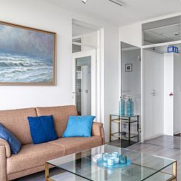 Gemuetliche Sitzecke mit Kunst an der Wand im Apartment Juliana 160 Zeezicht, De Koog, Texel. Entspannte Atmosphaere in dieser Ferienwohnung.