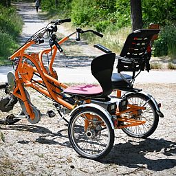 Tandemfiets bij Tesselhuus met zorgvleugel, ideaal voor verkenning van De Koog, Texel, op de Waddeneilanden.