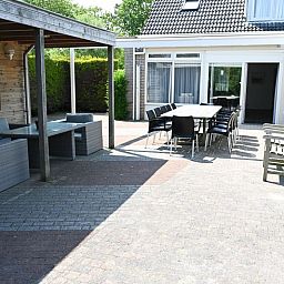 Ruim terras bij Tesselhuus met zorgvleugel, vakantiehuis in De Koog, Texel, met comfortabele zitgelegenheid.