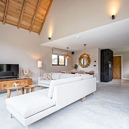 Moderne woonkamer van Villa Flo in De Koog, Texel met comfortabele zithoek.