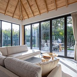 Lichte woonruimte in Villa Flo met uitzicht op de natuur in De Koog, Texel.