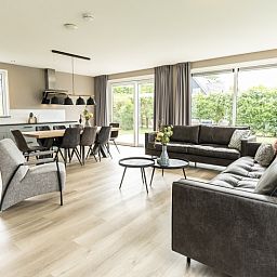 Stijlvolle woonkamer van Villa 17 in De Koog, Texel, vakantiehuis met modern interieur en veel lichtinval.