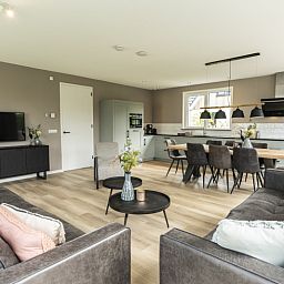 Ruime eetkamer en keuken in Villa 17, De Koog, Texel, vakantiehuis op de Waddeneilanden, ideaal voor gezinnen.