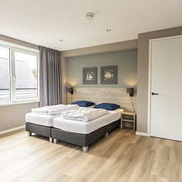 Luxe slaapkamer in Villa 17, De Koog, Texel, vakantiehuis met moderne inrichting en veel daglicht.