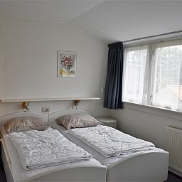 Gezellige slaapkamer in vakantiehuis Watersnip, De Koog, Texel met twee eenpersoonsbedden.