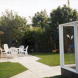 Ruime tuin bij Bungalow 't Luwe Land 49 in De Koog Texel, perfect voor buitenactiviteiten en genieten van de frisse lucht op de Waddeneilanden.