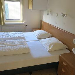 Lichte slaapkamer in Bungalow 't Luwe Land 49 De Koog Texel, voorzien van comfortabel bed voor een goede nachtrust op de Waddeneilanden.