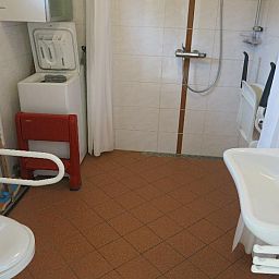 Moderne badkamer in Bungalow 't Luwe Land 49 De Koog Texel, uitgerust met alle gemakken voor een ontspannen verblijf op de Waddeneilanden.