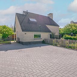 Geniet van de rust bij Vakantiehuis Kamperfoelie 81 in De Koog, Texel, met een uitnodigende oprit en omheinde tuin.