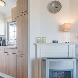 Moderne Kueche von Chalet Bregkoog 227, Chaletpark Bregkoog, De Koog, Texel mit allen notwendigen Geraeten.