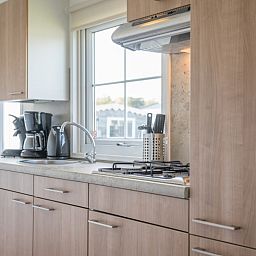 Kuechenecke im Chalet Bregkoog 227, Texel, mit Aussicht auf die Umgebung und modernen Annehmlichkeiten.