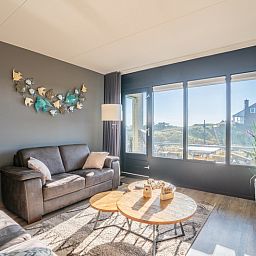 Moderne woonkamer van Appartement Juliana 048 met uitzicht op de natuur in De Koog, Texel, Waddeneilanden.