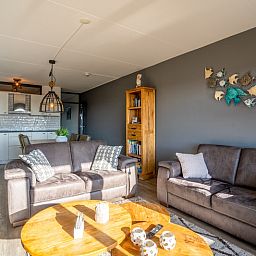 Ruime woonkamer met open keuken in Appartement Juliana 048, De Koog, Texel, Waddeneilanden.