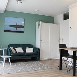 Gezellige woonkamer in De Zeedistel - Appartement Zeedistel 16, een vakantieverblijf in De Koog, Texel, met comfortabele zithoek.