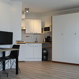 Moderne binnenruimte van De Zeedistel - Appartement Zeedistel 16 in De Koog, Texel, met keuken en zithoek voor een comfortabel verblijf.