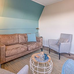 Knusse woonkamer van Appartement Zeedistel 22 op Texel, ideaal voor ontspanning na een dagje Waddeneilanden.