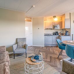 Open keuken en eetruimte in Appartement Zeedistel 22, De Koog, Texel, met moderne voorzieningen en gezellige sfeer.