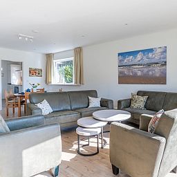 Spacious living room of Orchismient 14 vacation home in De Koog Texel, ideal for relaxation.