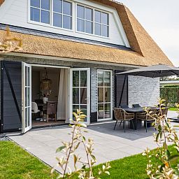 Villa 25b Ferienhaus in De Koog, Texel mit gemuetlicher Veranda und Gartenmoebeln auf den Watteninseln.