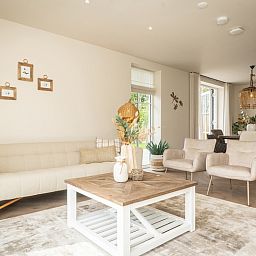 Stilvolles Wohnzimmer der Villa 25b in De Koog, Texel mit gemuetlicher Sitzecke auf den Watteninseln.