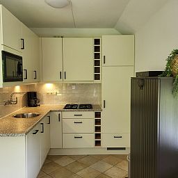 Moderne keuken in Agter Mienterglop - Vakantiehuis 5102, De Koog, Texel, compleet uitgerust voor een fijn verblijf.