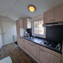 Moderne keuken in Chaletpark Bregkoog - Chalet Bregkoog 235, De Koog, Texel met complete apparatuur en veel opbergruimte.