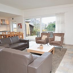 Geraeumige offene Kueche und Wohnzimmer im Ferienhaus Epelaan 31, De Koog, Texel, mit Zugang zur Terrasse.