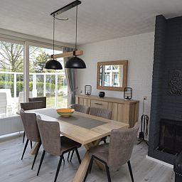 Eethoek met tuinzicht in Orchismient 33, vakantiehuis in De Koog, Texel.